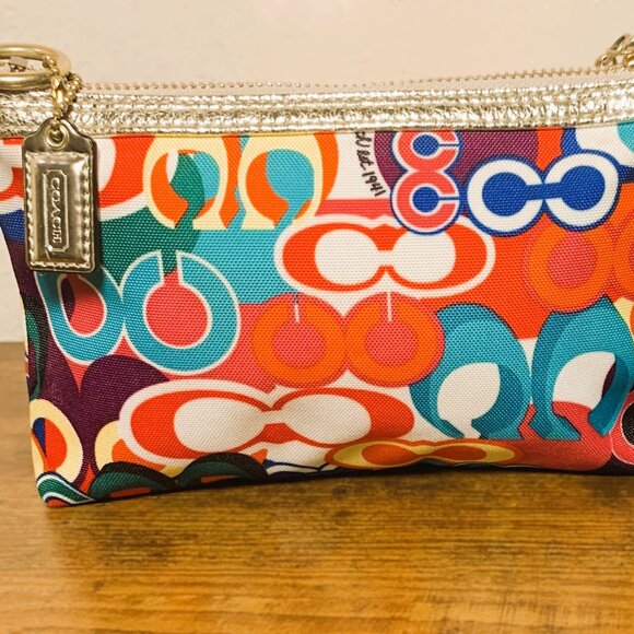 Coach Poppy Wristlet - Picture 3 of 15